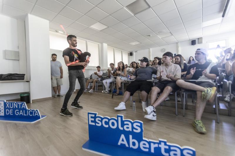 Emigración publica o listado definitivo das 50 persoas admitidas no programa Escolas Abertas 2026