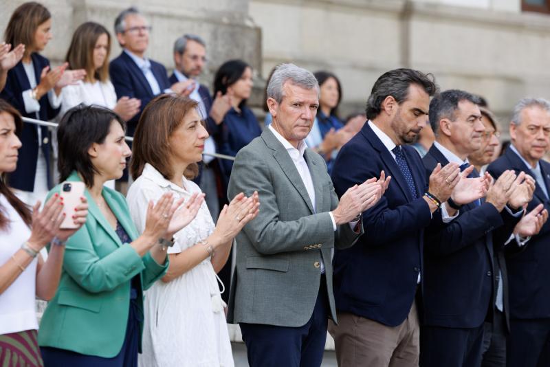 Rueda preside o minuto de silencio en memoria das vítimas dos terremotos de Venezuela.