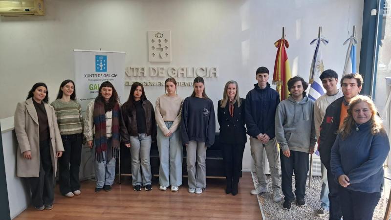 A delegada da Xunta en Montevideo informa aos participantes do programa 'Conecta con Galicia no Camiño' antes da súa experiencia deste verán.