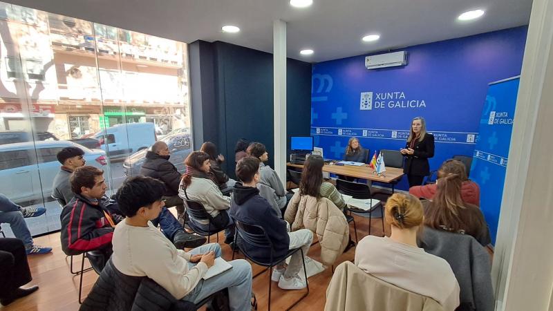 A delegada da Xunta en Montevideo informa aos participantes do programa 'Conecta con Galicia no Camiño' antes da súa experiencia deste verán.