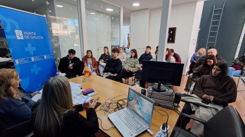 A delegada da Xunta en Montevideo informa aos participantes do programa 'Conecta con Galicia no Camiño' antes da súa experiencia deste verán.