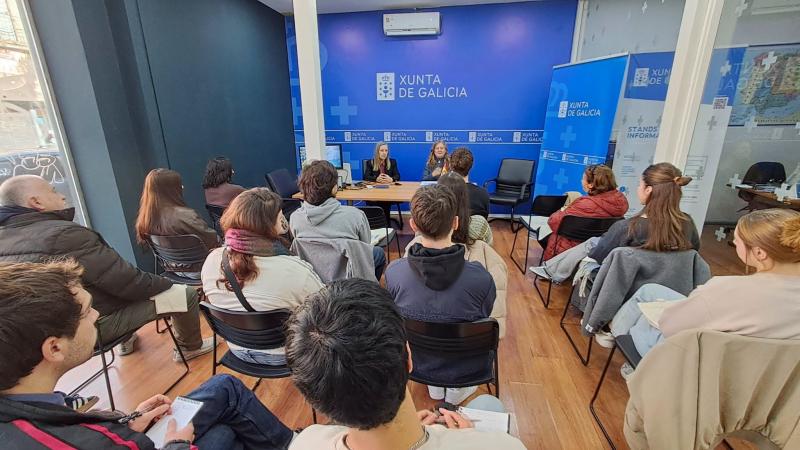 A delegada da Xunta en Montevideo informa aos participantes do programa 'Conecta con Galicia no Camiño' antes da súa experiencia deste verán.