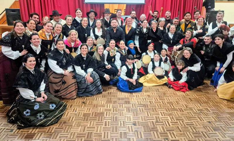 Agrupacións folclóricas de centros galegos de Montevideo, durante os festexos do Día de Galicia.