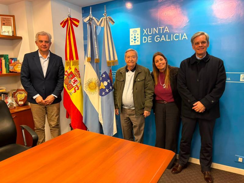 Alejandro López Dobarro, delegado da Xunta en Arxentina, con representantes da empresa Cinco Hispanos, durante o encontro de traballo celebrado en Bos Aires. Alejandro López Dobarro, delegado da Xunta en Arxentina, con representantes da empresa Cinco Hispanos, durante o encontro de traballo celebrado en Bos Aires.