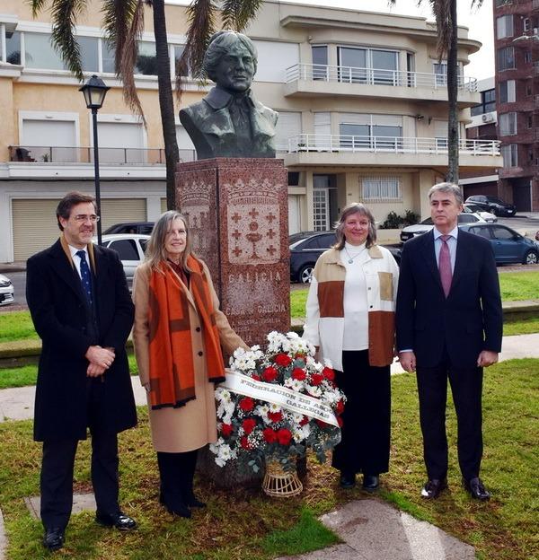 Ofrenda floral ante el monumento a Rosalía de Castro, en la Plaza Galicia de Montevideo, durante los actos del Día de Galicia.