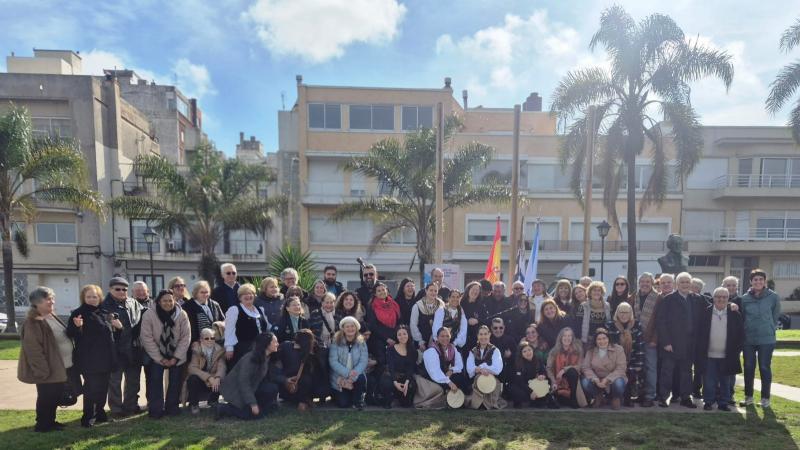 Representantes institucionales y de la colectividad gallega, durante los actos del Día de Galicia en la Plaza Galicia de Montevideo.