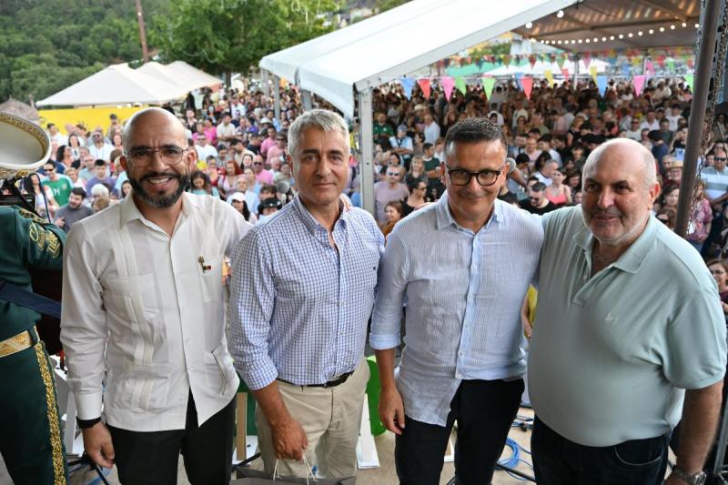 José González asiste á Festa Mexicana de Avión.