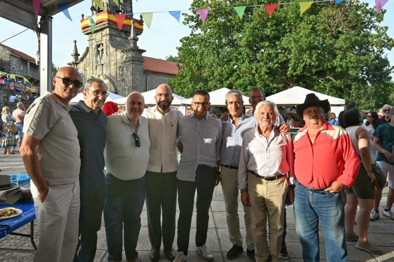 José González asiste á Festa Mexicana de Avión.
