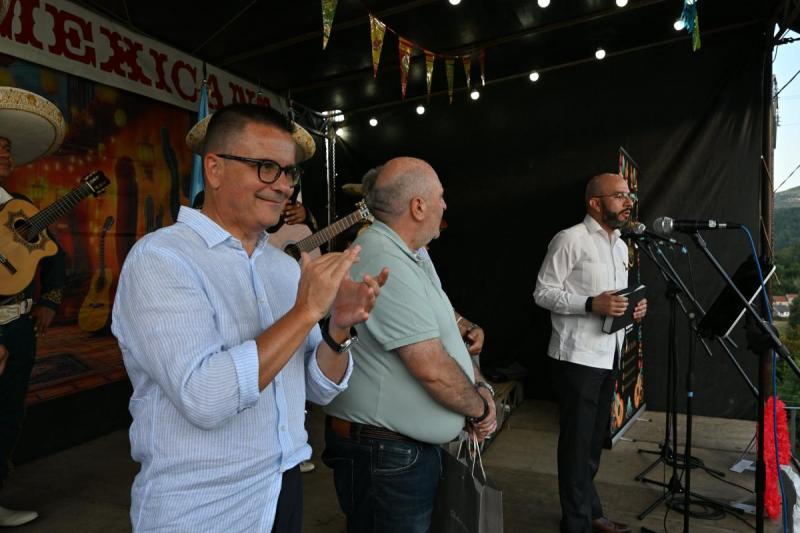 José González asiste á Festa Mexicana de Avión.