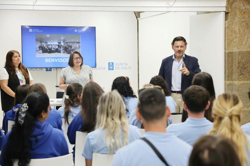 Visita dos participantes do Conecta co Voluntariado en Galicia á Secretaría Xeral da Emigración.