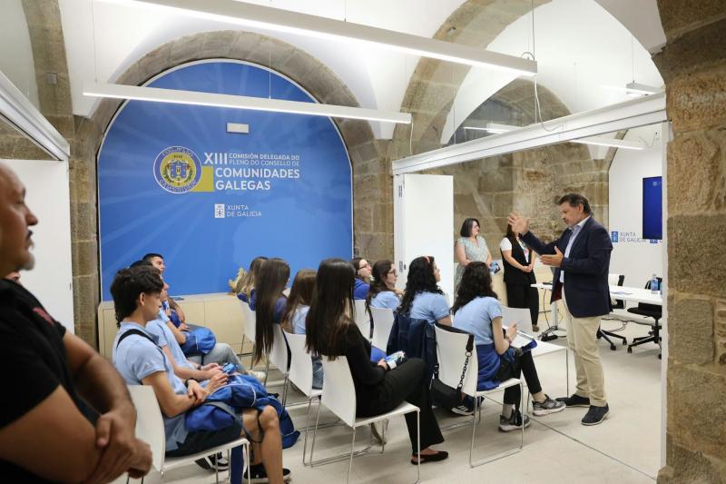 Visita dos participantes do Conecta co Voluntariado en Galicia á Secretaría Xeral da Emigración.