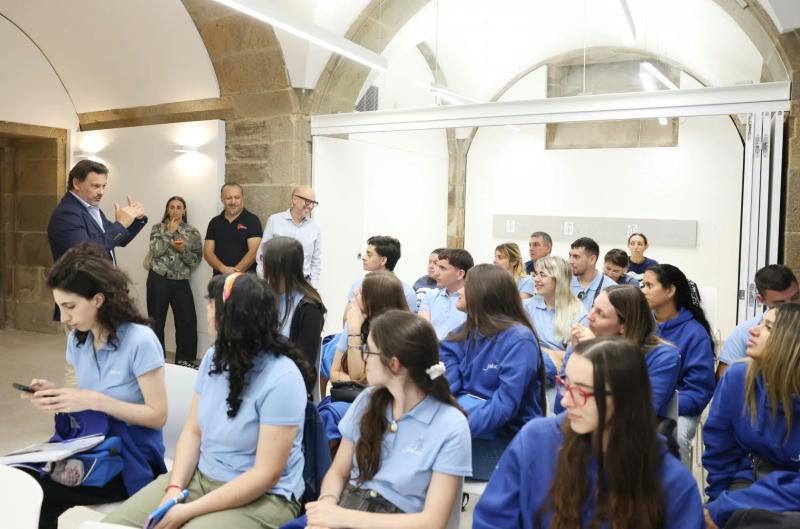 Visita dos participantes do Conecta co Voluntariado en Galicia á Secretaría Xeral da Emigración.