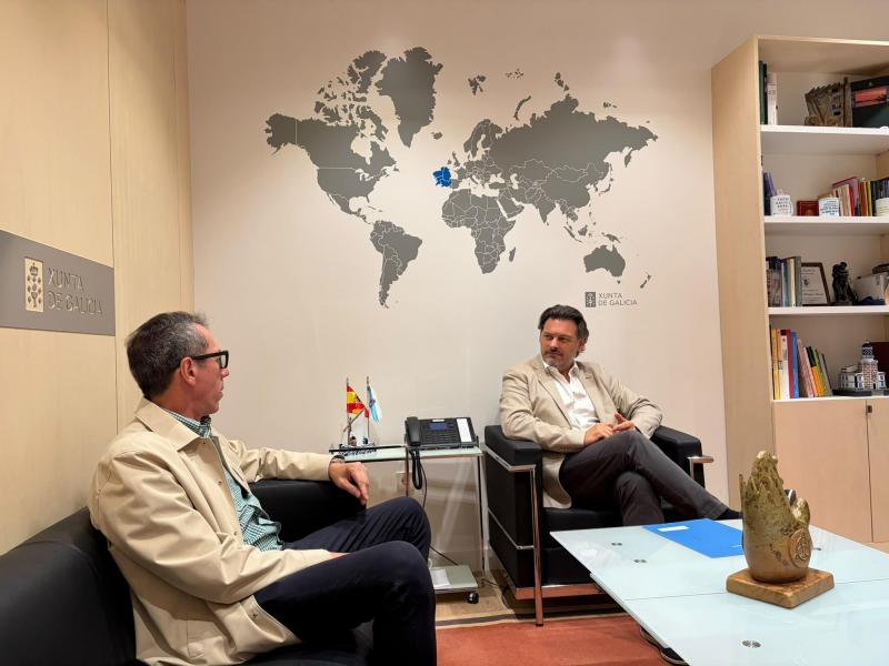 Miranda aborda con el presidente de la Feceve la situación de la comunidad gallega en Venezuela antes de su viaje al país.
