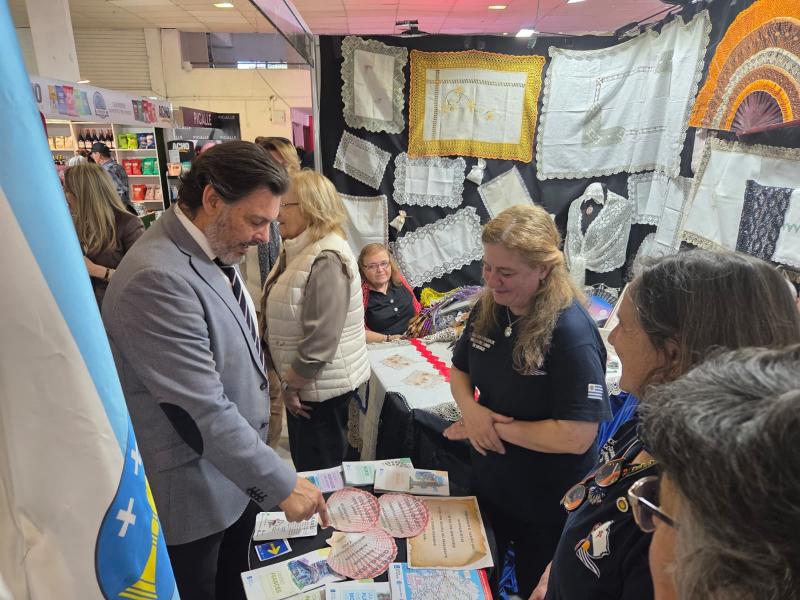 O secretario xeral da Emigración, Antonio Rodríguez Miranda, durante a súa visita á Feira Expo Prado 2026, en Montevideo (Uruguai)