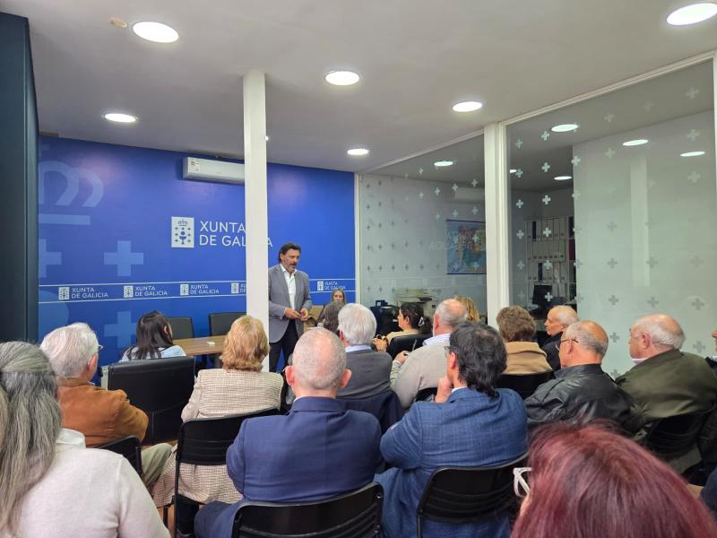 El secretario xeral da Emigración, Antonio Rodríguez Miranda, en su reunión con los presidentes de los centros gallegos de Montevideo