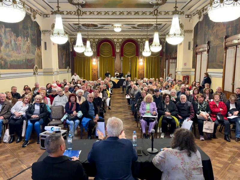 O delegado da Xunta na Arxentina transmítelles ás persoas participantes en “Reencontros con Galicia” que Galicia se sinte orgullosa de axudar a que poidan volver á terra onde naceron.