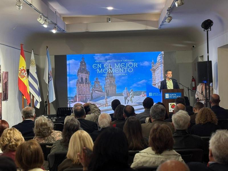 A Xunta promociona no Uruguai o Xacobeo 2027 coa exposición ‘Mes do Camiño’.