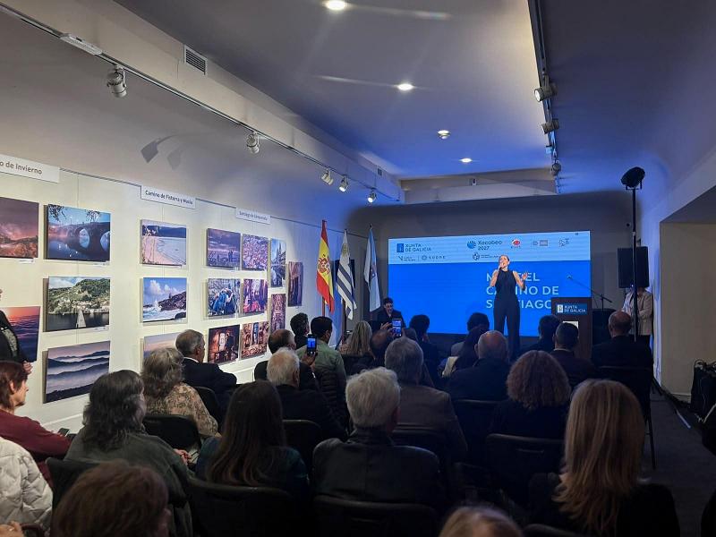 A Xunta promociona no Uruguai o Xacobeo 2027 coa exposición ‘Mes do Camiño’.