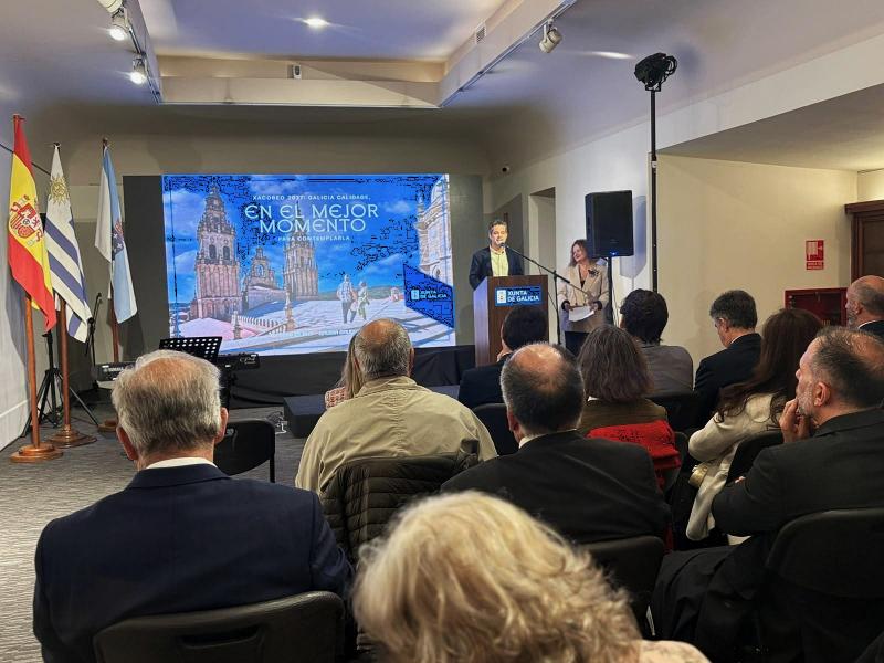 A Xunta promociona no Uruguai o Xacobeo 2027 coa exposición ‘Mes do Camiño’.