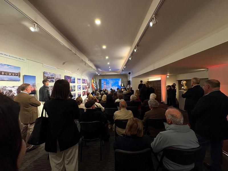 La Xunta promociona en Uruguay el Xacobeo 2027 con la exposición ‘Mes do Camiño’.