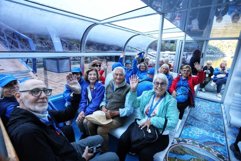 Os participantes do programa “Reencontros con Galicia” desfrutan da Ribeira Sacra.