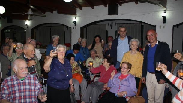 Camba y López Dobarro con los y las residentes durante la cena de Nochebuena