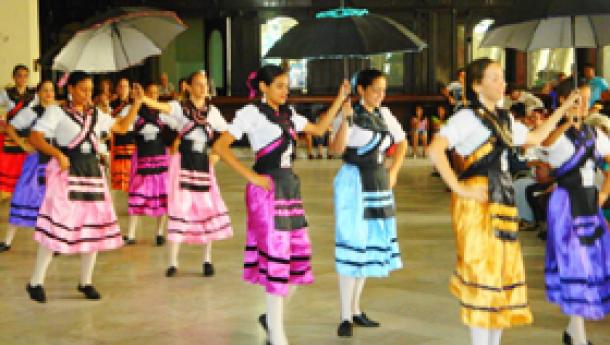 La sociedad cubana Hijos del Distrito de Sarria festeja sus 95 años de vida