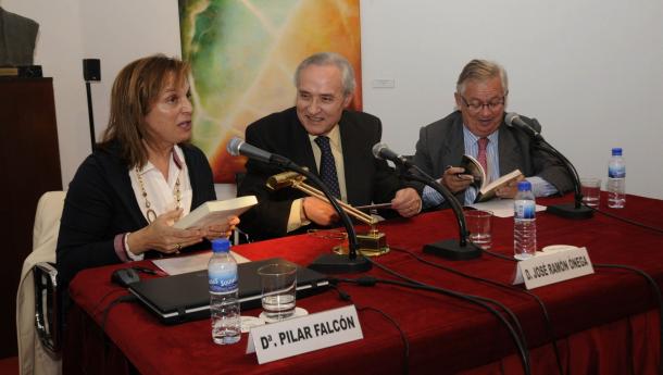 Los periodistas y biógrafos de Fraga Pilar Falcón y Fernando Jáuregui recordadon