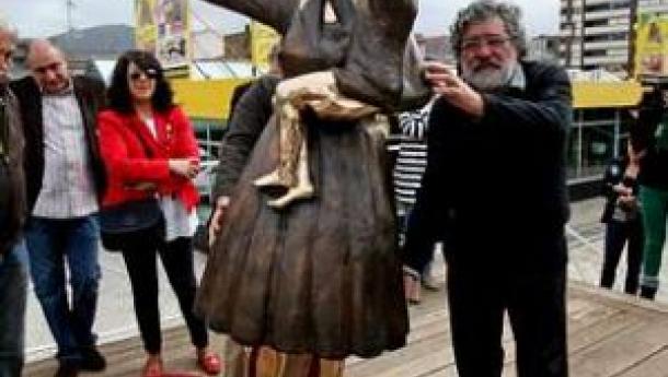 Recuperada la estatua de Lombera que homenajea a las mujeres de los emigrantes Recuperada la estatua de Lombera que homenajea a las mujeres de los emigrantes
