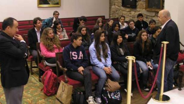 Alumnos e alumnas do Instituto Santiago Apóstol de Bos Aires visitaron o Consell