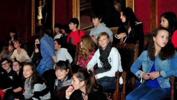 O alcalde de Vilagarcía de Arousa explica ás e aos alumnos franceses as relación