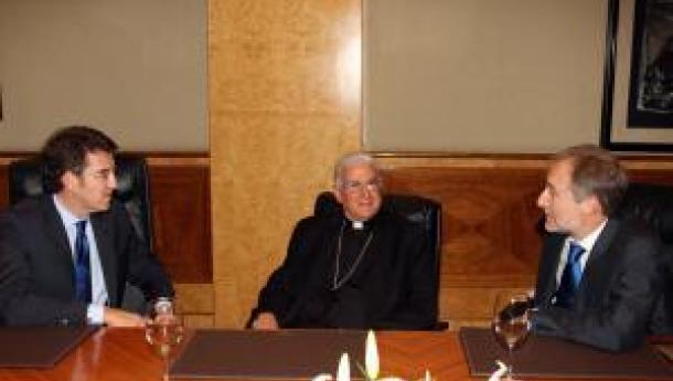 El presidente de la Xunta con el Arzobispo de Santiago de Cuba, Monseñor Dionisio García Ibáñez