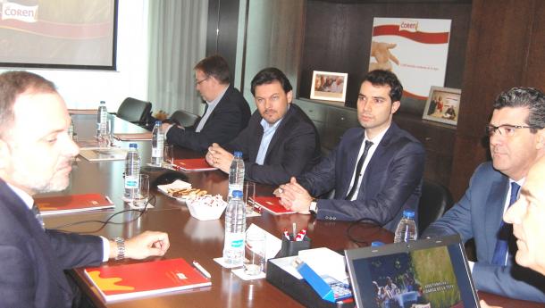 Embajador y cónsul de Cuba visitan la planta central de Coren, acompañados de Miranda y altos cargos de Medio Rural, para conocer su modelo cooperativo
