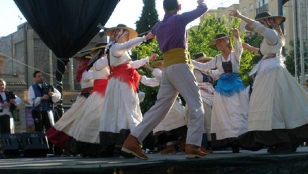O Centro Galego de Móstoles celebrou o Día das Letras Galegas e participou no festival folklórico do Día das Rexións