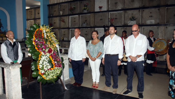 Unha ofrenda floral nos panteóns de Ferrol e Ortigueira pon fin á visita institucional de Mato e Miranda á Habana Unha ofrenda floral nos panteóns de Ferrol e Ortigueira pon fin á visita institucional de Mato e Miranda á Habana
