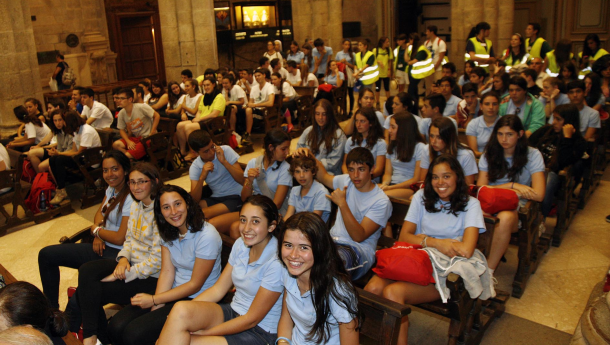 Las y los beneficiarios de los programas 'Conecta con Galicia' y 'Escolas Abertas', de la Secretaría Xeral da Emigración, participan conjuntamente en una misa en la catedral de Santiago Las y los beneficiarios de los programas 'Conecta con Galicia' y 'Escolas Abertas', de la Secretaría Xeral da Emigración, participan conjuntamente en una misa en la catedral de Santiago