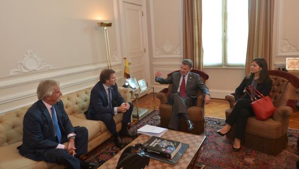 Feijóo constata o interese do presidente de Colombia nas capacidades do naval, da automoción e da aplicación das TIC na sanidade e na educación galega Feijóo constata o interese do presidente de Colombia nas capacidades do naval, da automoción e da aplicación das TIC na sanidade e na educación galega