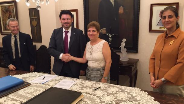 Miranda asina un convenio para asistencia a maiores galegas e galegos co ‘Recreio dos Anciâos’ de Río, institución que cumpre 75 anos