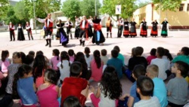 O Centro Gallego de Móstoles amosoulles Galicia e a nosa cultura ao alumnado do C.E.I.P. Andrés Torrejón O Centro Gallego de Móstoles amosoulles Galicia e a nosa cultura ao alumnado do C.E.I.P. Andrés Torrejón