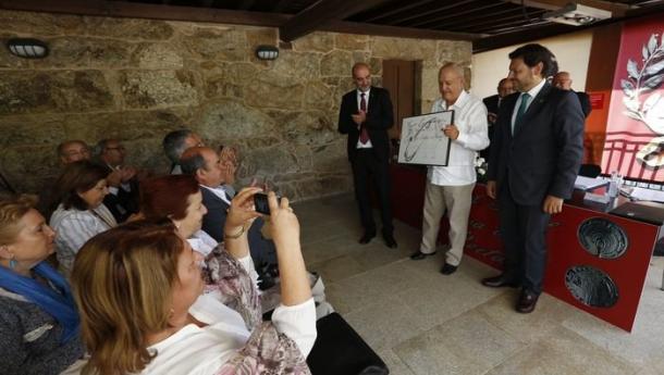 Roberto Ogando, entre Ferro e Miranda, co galardón, recibindo os aplausos dos asistentes. Roberto Ogando, entre Ferro e Miranda, co galardón, recibindo os aplausos dos asistentes.