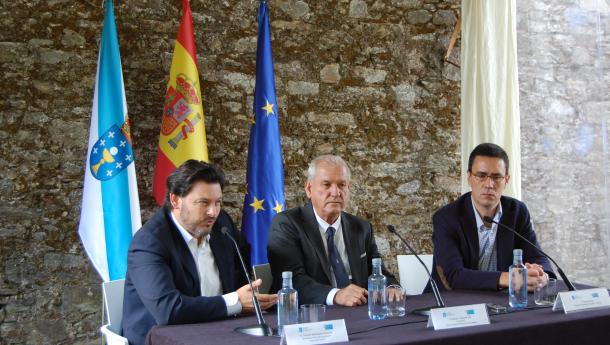 Rodríguez Miranda y Eduardo Rey inauguran el curso de la Universidad de Santiago sobre los procesos de ida y vuelta en las migraciones la Europa y América