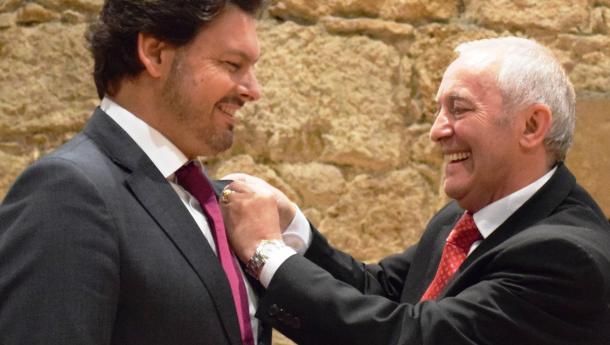 En su vigésimo aniversario, el 'Día de Galicia en Asturias' impone su insignia de oro y carné de socio de honor a Rodríguez Miranda