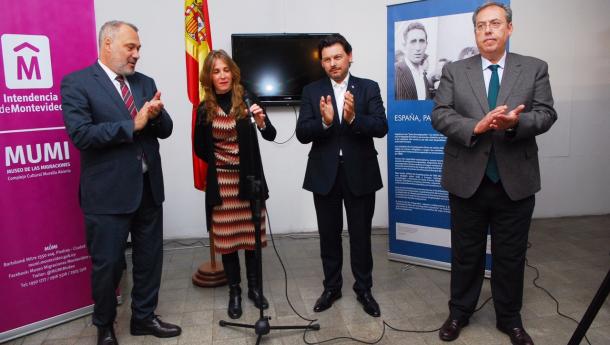 Miranda e Varela asistiron en Montevideo á inauguración da mostra “Memoria gráfica da Emigración española” Miranda e Varela asistiron en Montevideo á inauguración da mostra “Memoria gráfica da Emigración española”