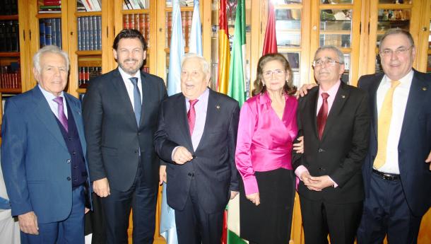 O Lar Gallego de Sevilla distingue a Antonio Rodríguez Miranda e a Antonio Patiño coa ‘Anduriña de Ouro’, máximo recoñecemento da comunidade galega na capital andaluza O Lar Gallego de Sevilla distingue a Antonio Rodríguez Miranda e a Antonio Patiño coa ‘Anduriña de Ouro’, máximo recoñecemento da comunidade galega na capital andaluza