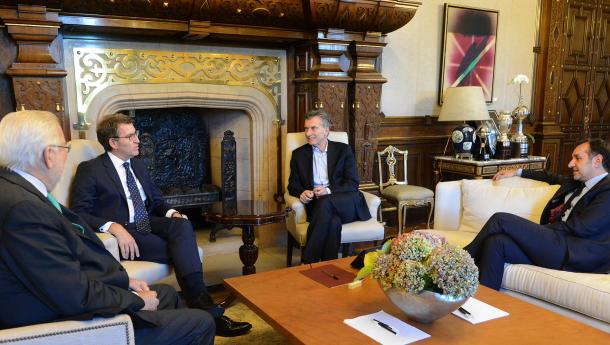 Feijóo avalía co presidente Mauricio Macri as novas posibilidades económicas que se abren en Arxentina e agarda que as reformas que se están a levar a cabo doten de seguridade e estabilidade ao país Feijóo avalía co presidente Mauricio Macri as novas posibilidades económicas que se abren en Arxentina e agarda que as reformas que se están a levar a cabo doten de seguridade e estabilidade ao país