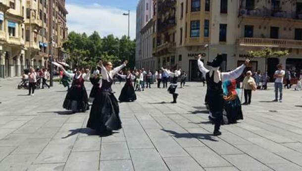 O Lar Galego de Pamplona celebrou as Letras Galegas 2016 cun pasarrúas pola capital navarra