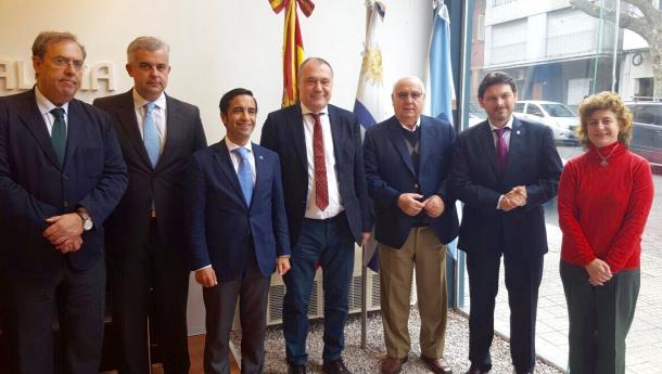A Xunta achega outros 115.000 euros para a atención social e asistencial ás persoas emigrantes galegas e ás e aos seus descendentes en Uruguai A Xunta achega outros 115.000 euros para a atención social e asistencial ás persoas emigrantes galegas e ás e aos seus descendentes en Uruguai