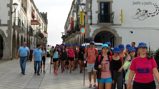 Miranda y Serrano comparten un tramo del Camino de Santiago con los chicos y chicas de ocho países de América participantes en el programa ‘Conecta con Galicia'