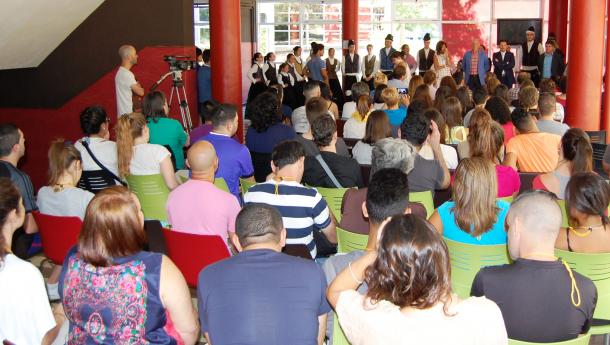 Miles de gallegas y gallegos de la diáspora se benefician de la formación permanente de “Escolas Abertas”, que esta mañana inauguró Rodríguez Miranda en Ourense