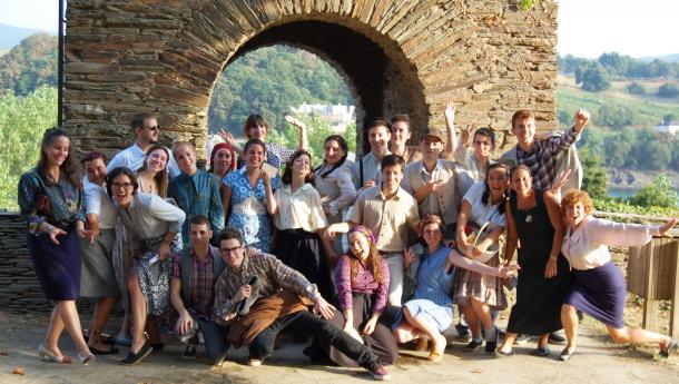 Os mozos e mozas da diáspora e da Galicia territorial que comparten traballo no castro de Portomarín protagonizaron unha versión dramatizada dos movementos migratorios Os mozos e mozas da diáspora e da Galicia territorial que comparten traballo no castro de Portomarín protagonizaron unha versión dramatizada dos movementos migratorios